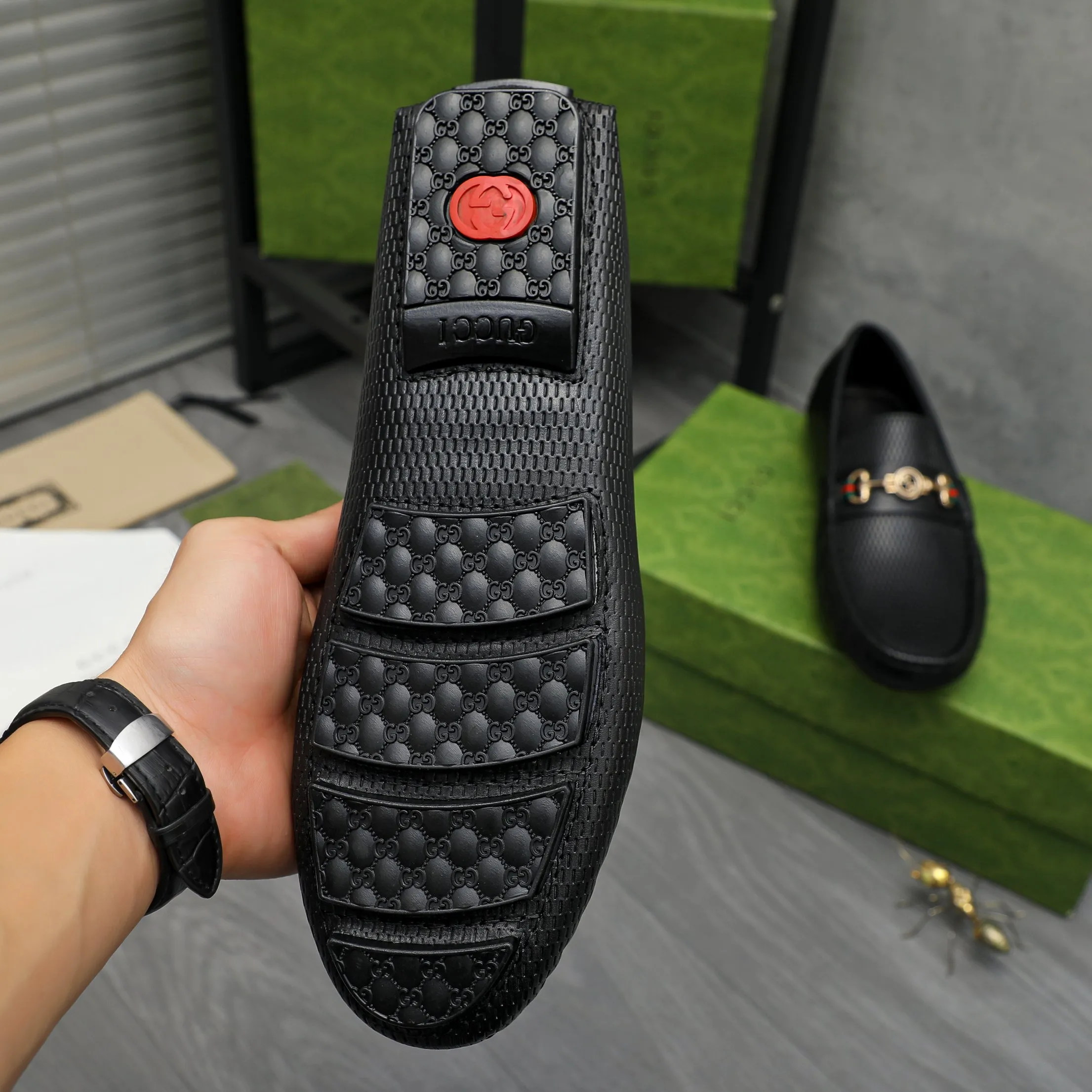 P420 Product trademark: GUCCI (Gucci) casual slip-on men's shoes Regular size: 38-44 Product materials: Selected hollow cowhide upper, sheepskin lining, original rubber outsole